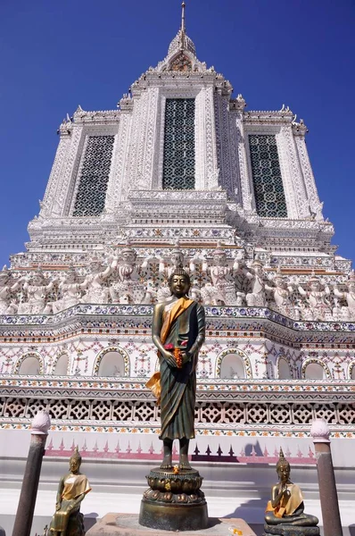 Stoepa en standbeeld bij Wat Arun tempel in Bangkok — Stockfoto