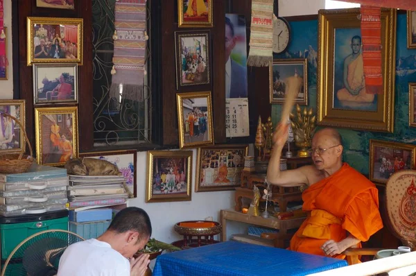 Монах молитвы благословения в храме Ват Чиангман, Чиангмай — стоковое фото