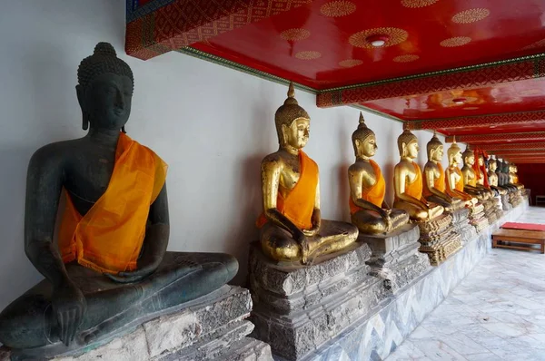 Estatuas de Buda en línea en el templo de Wat Arun en Bangkok — Foto de Stock