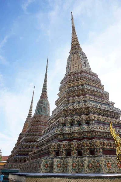 Stoepa en standbeeld bij Wat Arun tempel in Bangkok — Stockfoto