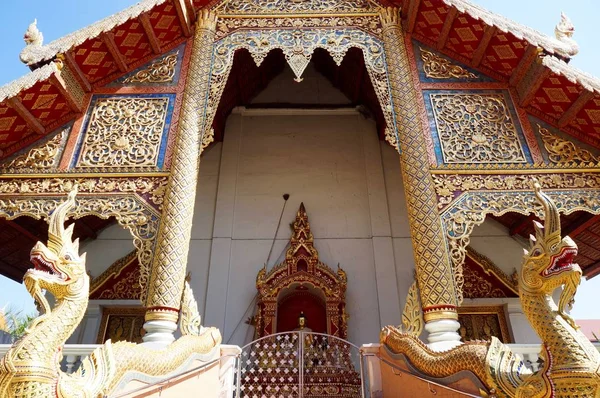 Architectuur en decoratie de tempel Wat Chiang Man in Chiang Mai — Stockfoto
