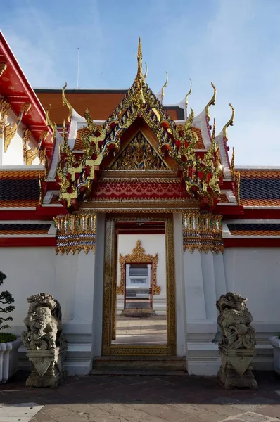 Doors and perspective at Wat Arun temple in Bangkok — Stockfoto