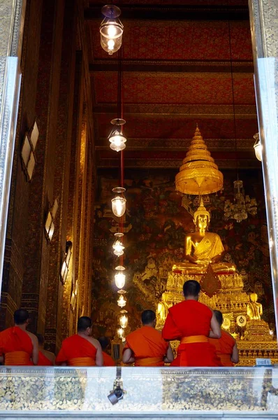Монахи молятся в храме Ват Арун в Бангкоке — стоковое фото