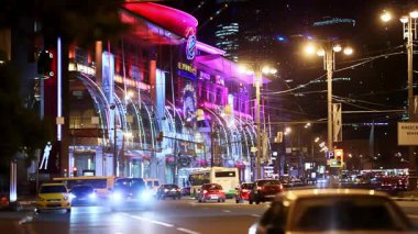 Moskova gece ışıkları gece sokaklarında Sürüş araba