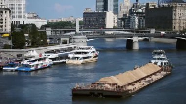 MAVNA Moskova Nehri üzerinde yüzen