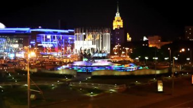 Moskova sokaklarında gece renkli çeşme