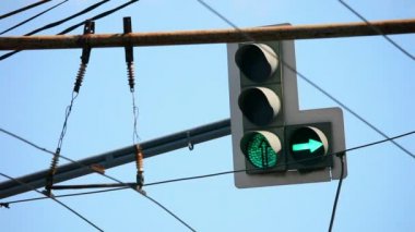 Trafik ışıkları ve okları kırmızı, sarı, yeşil Moskova sokaklarında