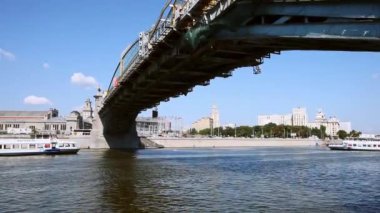 Tekne yelken Moscow City Köprüsünün altında