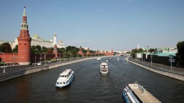 Gemi ve tekneler Merkezi Moskova Nehri üzerinde hareket