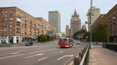 Veri yolları ve şehrin Moskova sokaklarında arabalar hareket