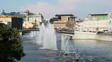 İnsanlar kutlama çeşmeler ve Moskova sokaklarında park etrafında şehirde sakin ol