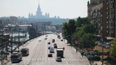 Şehrin Moskova sokaklarında araçların hareket