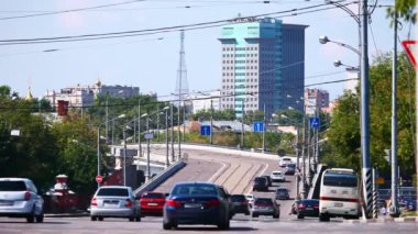 Şehrin Moskova sokaklarında araçların hareket