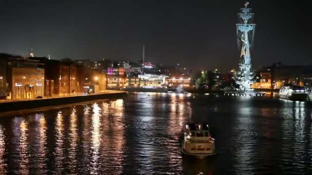 Vues de Moscou la nuit ferry voiles à la rivière, mouvement des voitures dans les rues — Video