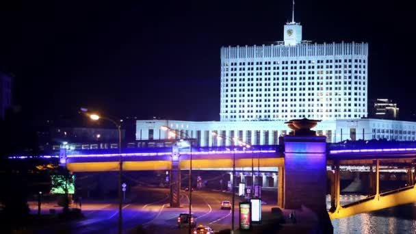 Белый дом ночью, движение Метро через мост через реку в Москве — стоковое видео