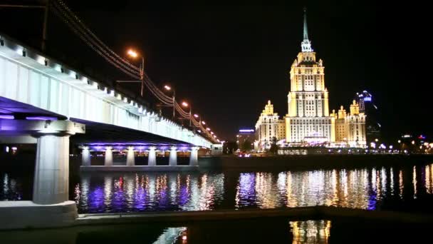 Вид на Москву на ночном пароме плавает под мостом — стоковое видео