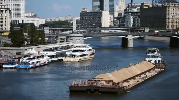 La péniche flotte sur la rivière Moscou — Video