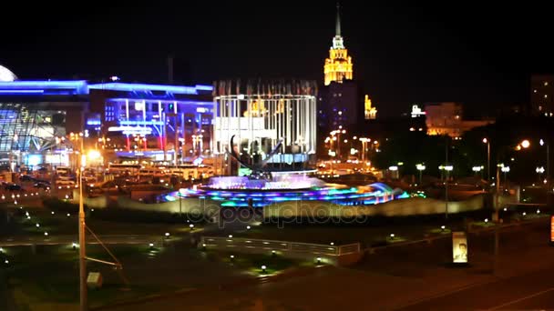 Noční barevné fontána v ulicích Moskvy — Stock video