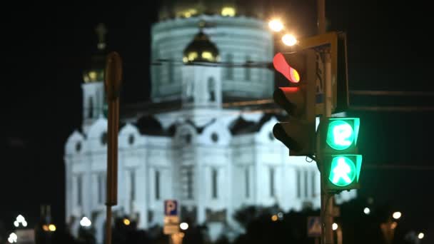신호등 및 화살표 빨간색, 노란색, 녹색 밤 모스크바 거리에 — 비디오