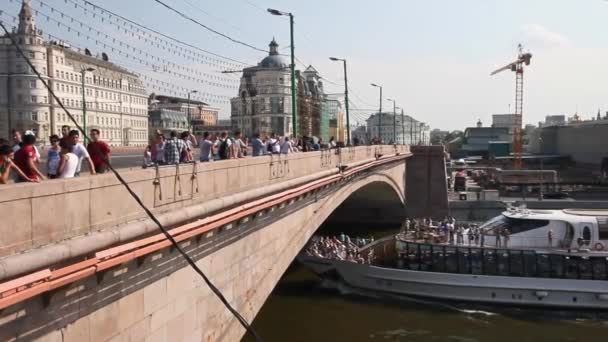 Ruch statków i łodzi na rzece w centrum Moskwy — Wideo stockowe