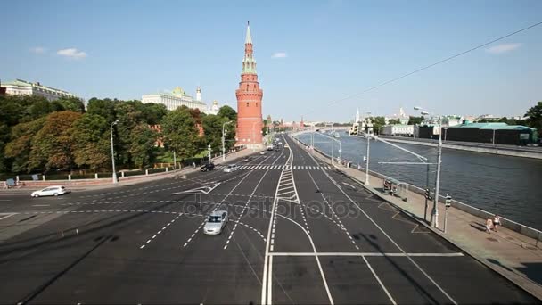 Movimento de carros na cidade nas ruas no centro de Moscou — Vídeo de Stock