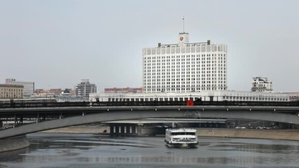 Casa blanca tráfico de ferry bajo el movimiento del puente Metro sobre el puente sobre el río en Moscú — Vídeos de Stock