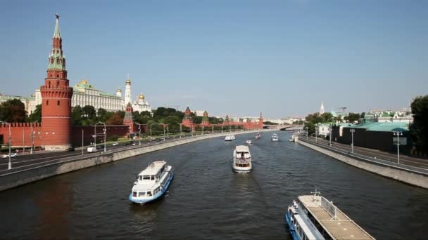 Κίνηση πλοίων και σκαφών στις όχθες του ποταμού στο κέντρο της Μόσχας — Αρχείο Βίντεο