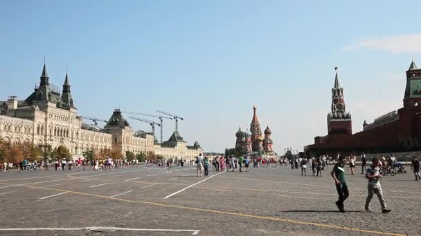 붉은 광장에서 모스크바에 있는 성당 근처 걷는 사람들 — 비디오
