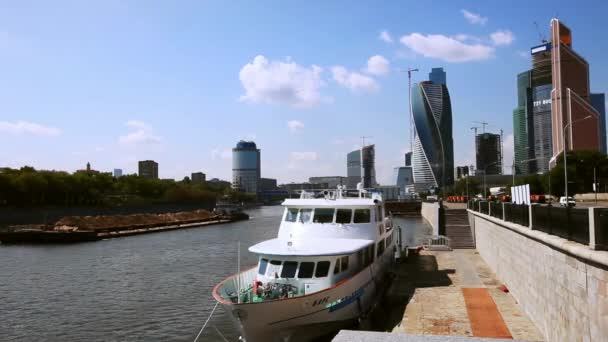 Баржа плавает на реке Москва в Москве — стоковое видео