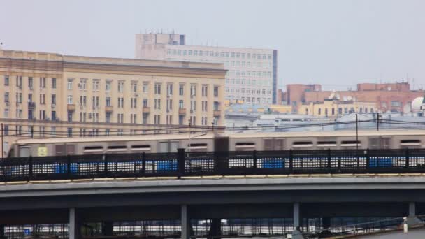 Метро передвигает мост через реку в городе Москве — стоковое видео