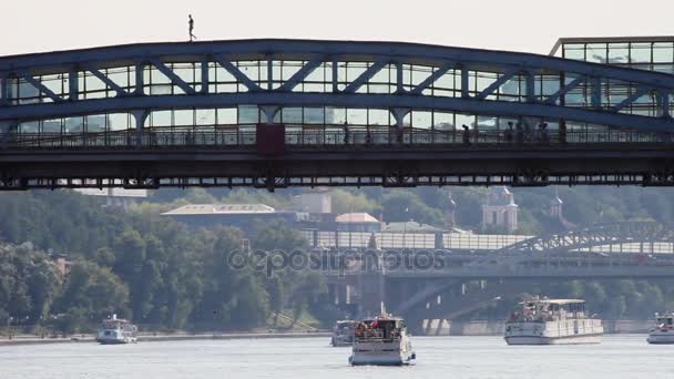 Barco flotando en el río y debajo del puente en la ciudad de Moscú — Vídeo de stock