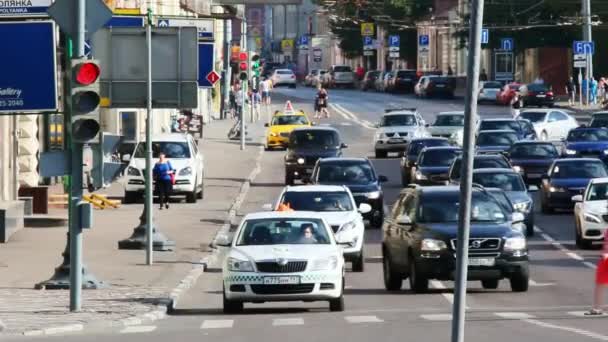 Ar arrêt aux feux de circulation, feux rouges, piétons traversant la route dans les rues de Moscou — Video