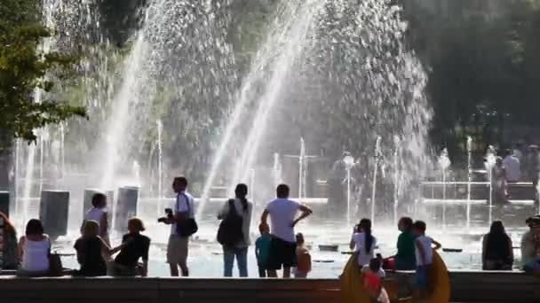 Les gens se détendent dans la ville pour célébrer autour des fontaines et se garer dans les rues de Moscou — Video