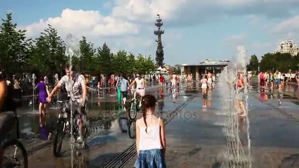 Ludzie relaks w mieście w uroczystości wokół fontanny i park na ulicach Moskwy — Wideo stockowe