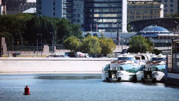 Лодка дрейфует по реке в Москве — стоковое видео