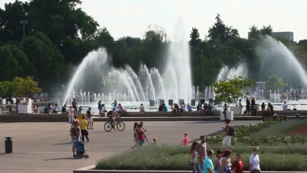 Люди отдыхают в городе на празднике вокруг фонтанов и парка на улицах Москвы — стоковое видео