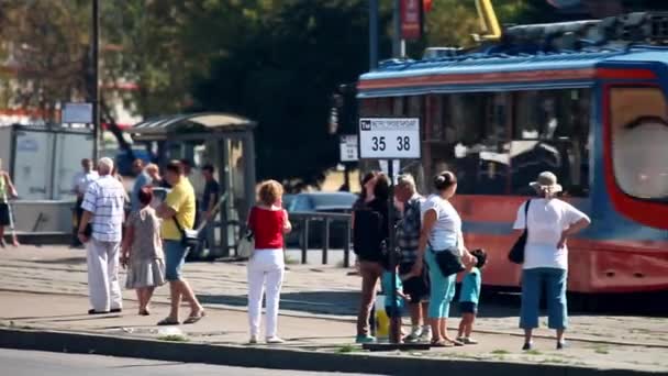 Прибытие трамвая на вокзал в Москве — стоковое видео