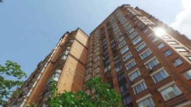 Apartman tuğla renk yaz aylarında şehirde