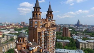 Apartman tuğla renk yaz aylarında şehirde