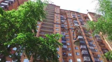 Apartman tuğla renk yaz aylarında şehirde