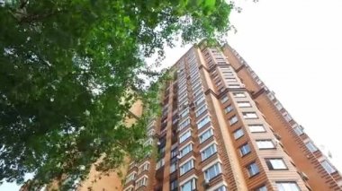 Apartman tuğla renk yaz aylarında şehirde