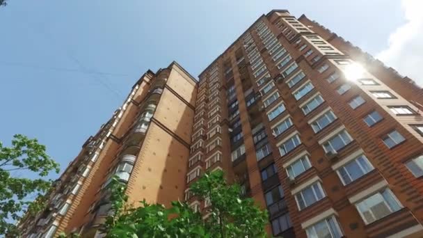 Apartman tuğla renk yaz aylarında şehirde — Stok video