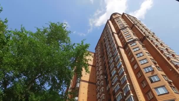 Kolor cegły budynek mieszkalny w mieście w okresie letnim — Wideo stockowe