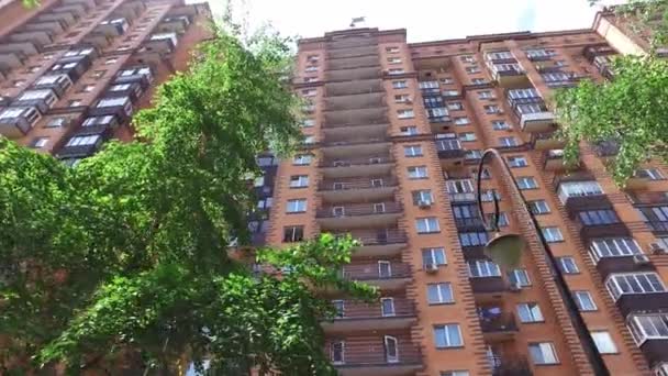 Apartman épület tégla szín a nyár a városban — Stock videók