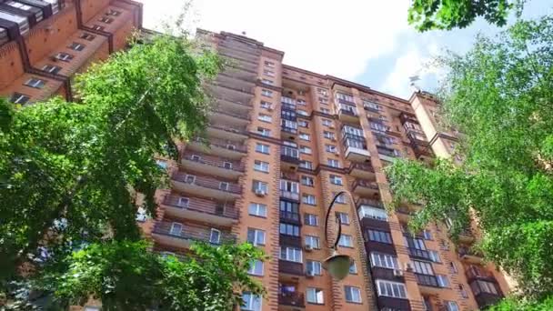 Кирпичный цвет многоквартирного дома в городе летом — стоковое видео