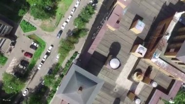 Apartman tuğla renk yaz aylarında şehirde