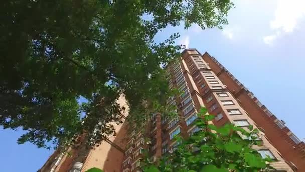 Кирпичный цвет многоквартирного дома в городе летом — стоковое видео