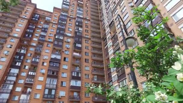 Apartman tuğla renk yaz aylarında şehirde — Stok video