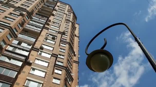 여름에 도시에서 아파트 건물 벽돌 색 — 비디오