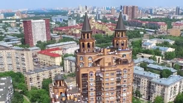 여름에 도시에서 아파트 건물 벽돌 색 — 비디오